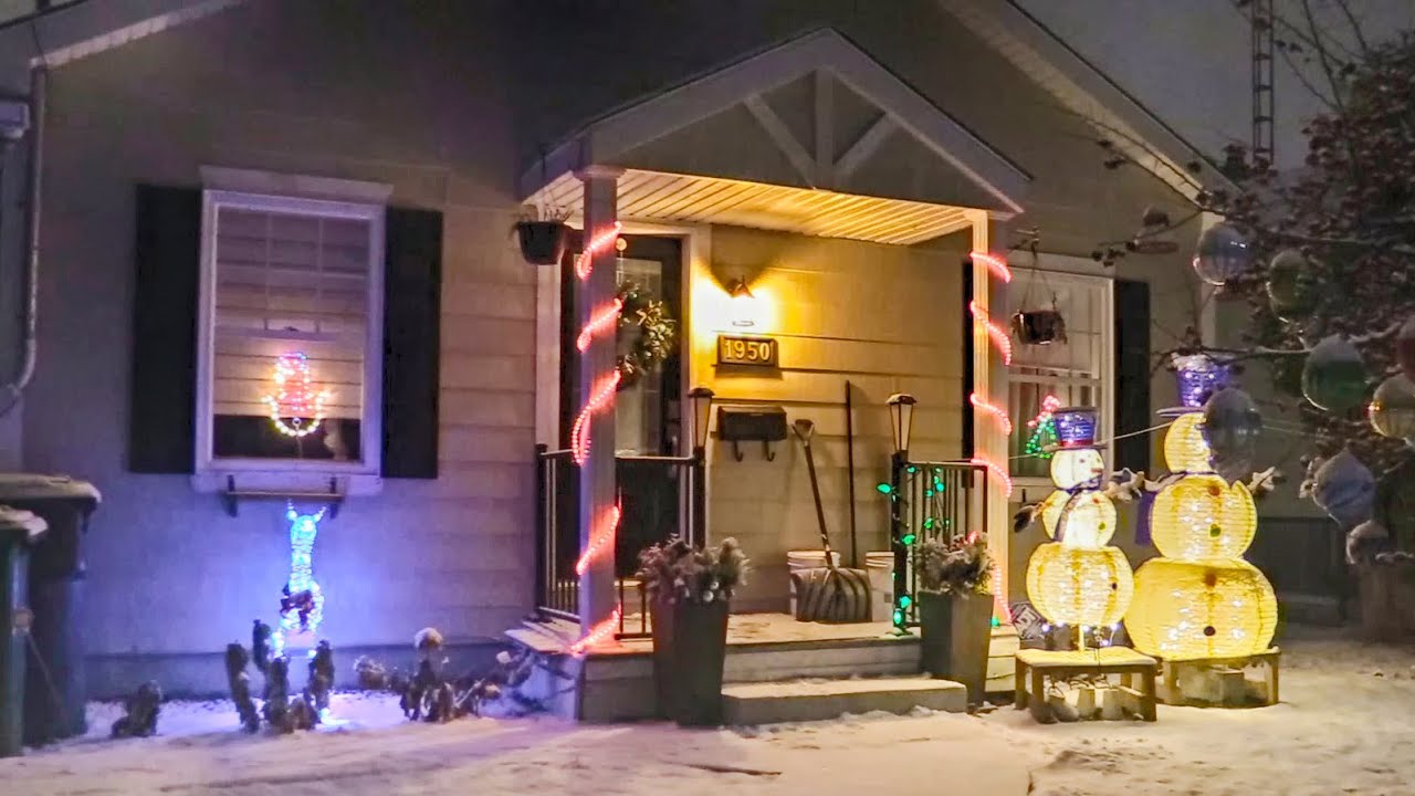 Christmas is MAGICAL! Homes Decorated with Christmas Lights in Montreal