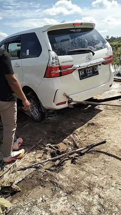 Luckily there was a pickup truck that pulled over #automobile #ambuls #ruskajalan
