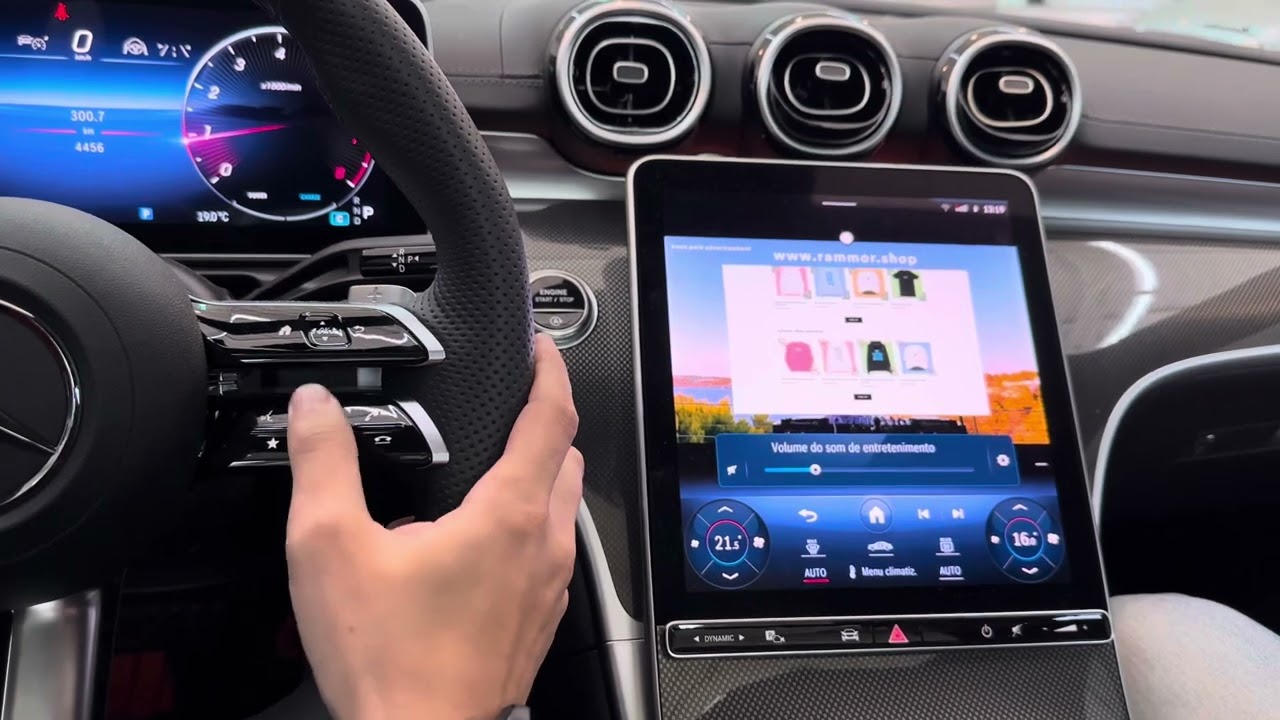 Mercedes Benz C300 2024 - entretenimento a bordo - TV + Netflix + Youtube