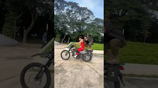 Teknik Baru Orang Parkour Menembak Target Diatas Motor