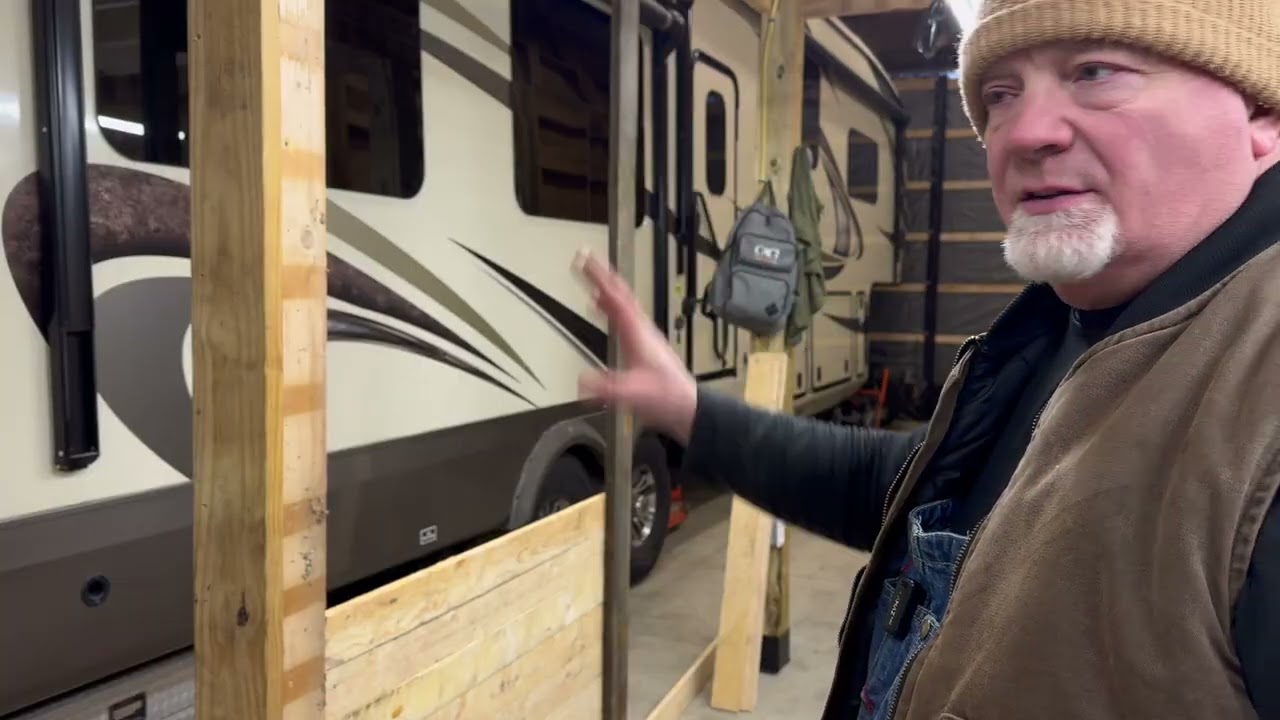 Модернизация мастерской в ​​сарае: строительство простой стены для хозяйственных нужд.