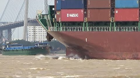 Container ship/ Tàu lai dắt đưa tàu container vào cảng an toàn
