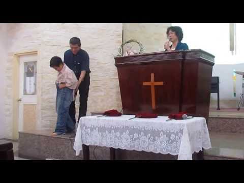 2013年10月20日主日，虎尾浸宣教會主日溫牧師證道『五塊光滑的石頭』，曹家父子演出這段經文。