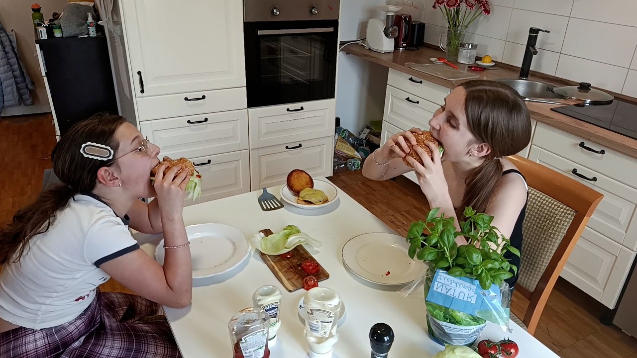 セルゲイが愛する娘たちに最高に美味しいハンバーガーを作ります