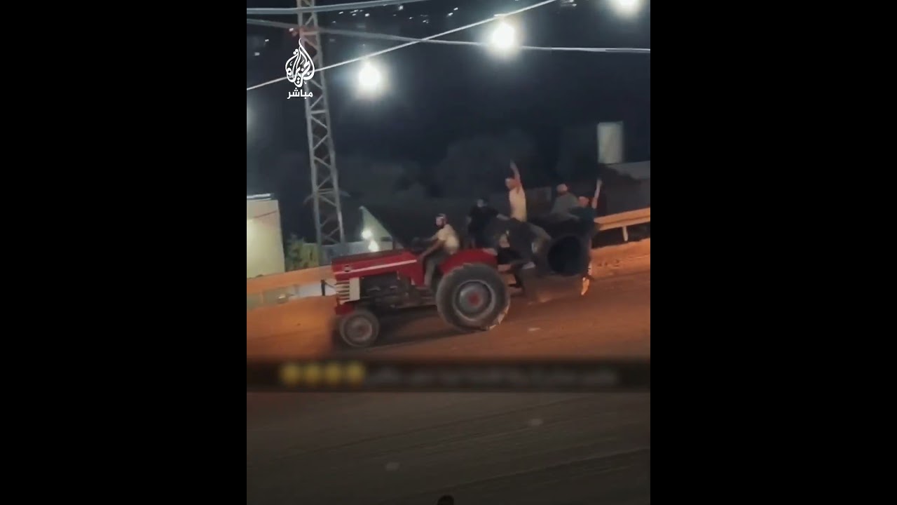 "زفوه".. مواطنون أردنيون يحتفلون ببقايا صاروخ إيراني