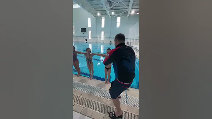 Swimming pool epic domino prank trick - DayDayNews