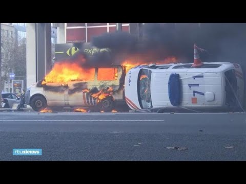 'Gele hesjes' zetten politiebusjes in brand in Brussel - RTL NIEUWS