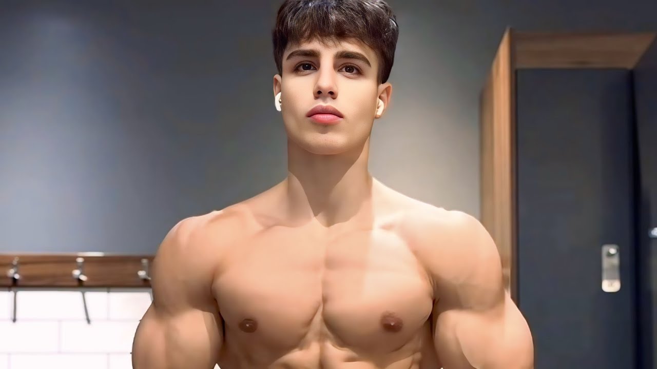 Красивый молодой человек напрягает мышцы |Бицепс|