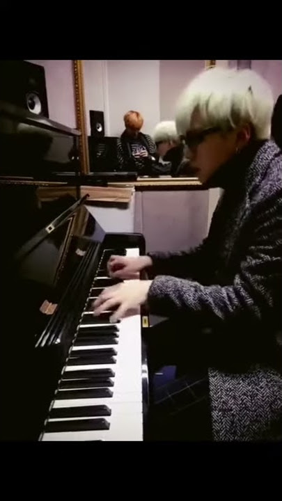 Jimin recording Yoongi while playing I need U in piano