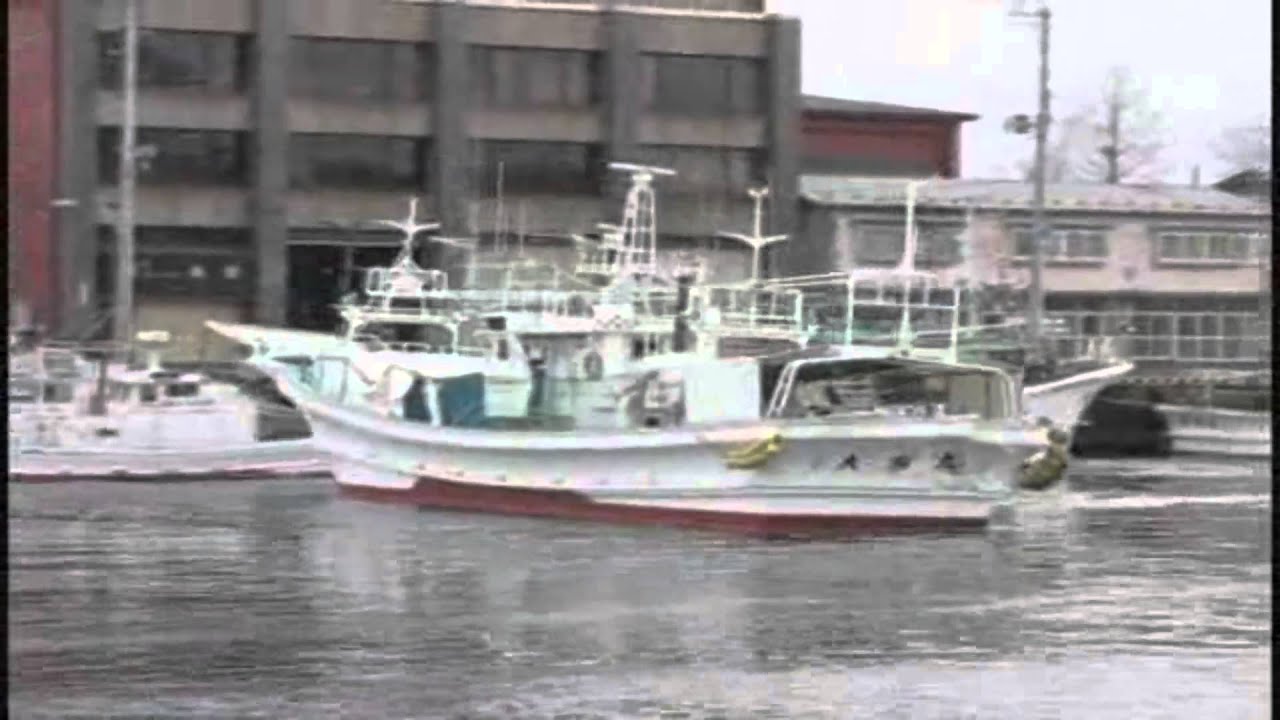 三陸沖大地震　津波襲来流される漁船(2011/03/11)