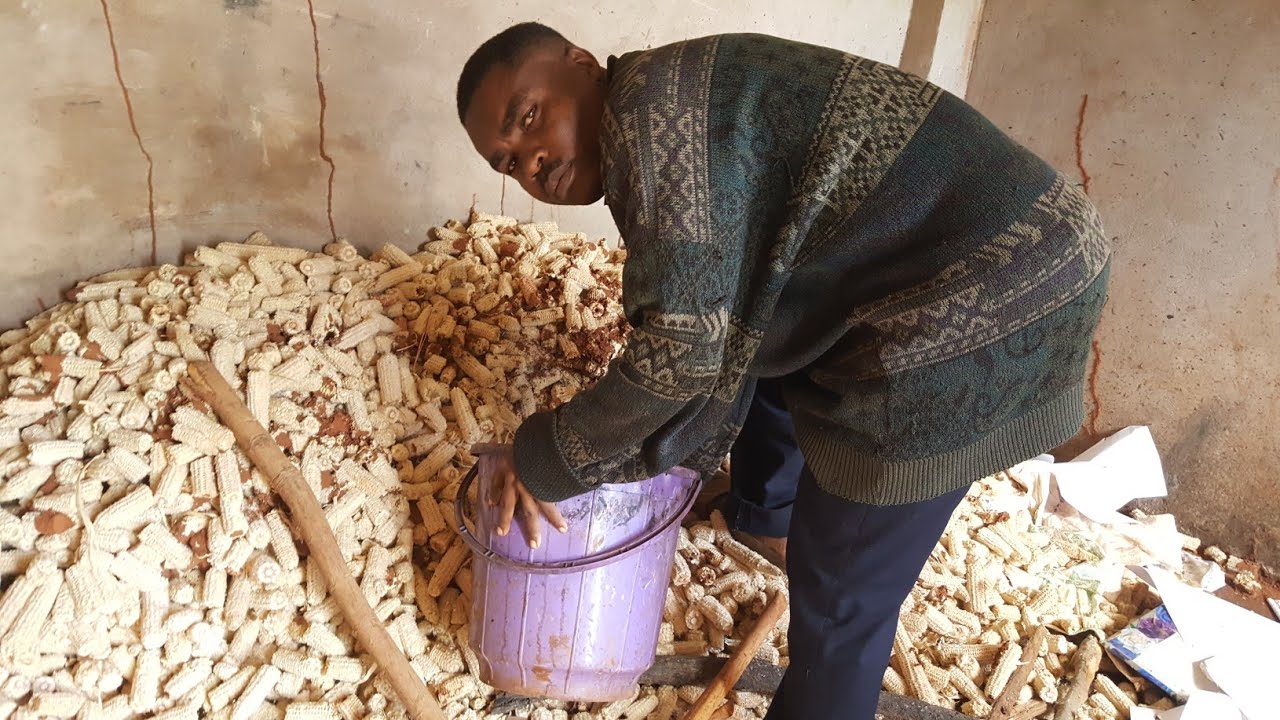 DAILY ROUTINE//PREPPING BATH WATER IN AN AFRICAN VILLAGE - YouTube