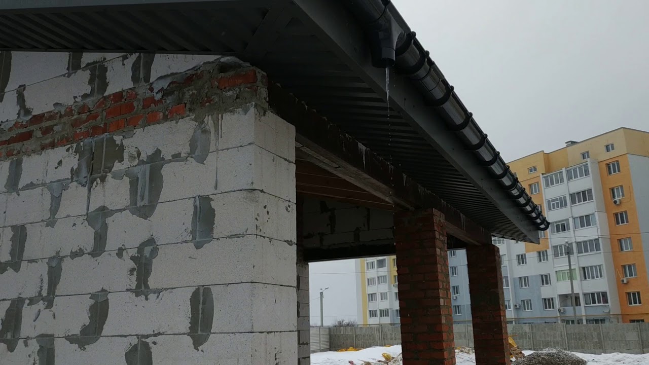 Подшивка свесов кровли профлистом. - YouTube