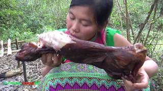 Primitive technology  Survival skills finding food and cooking grilled rabbit  Eating delicious