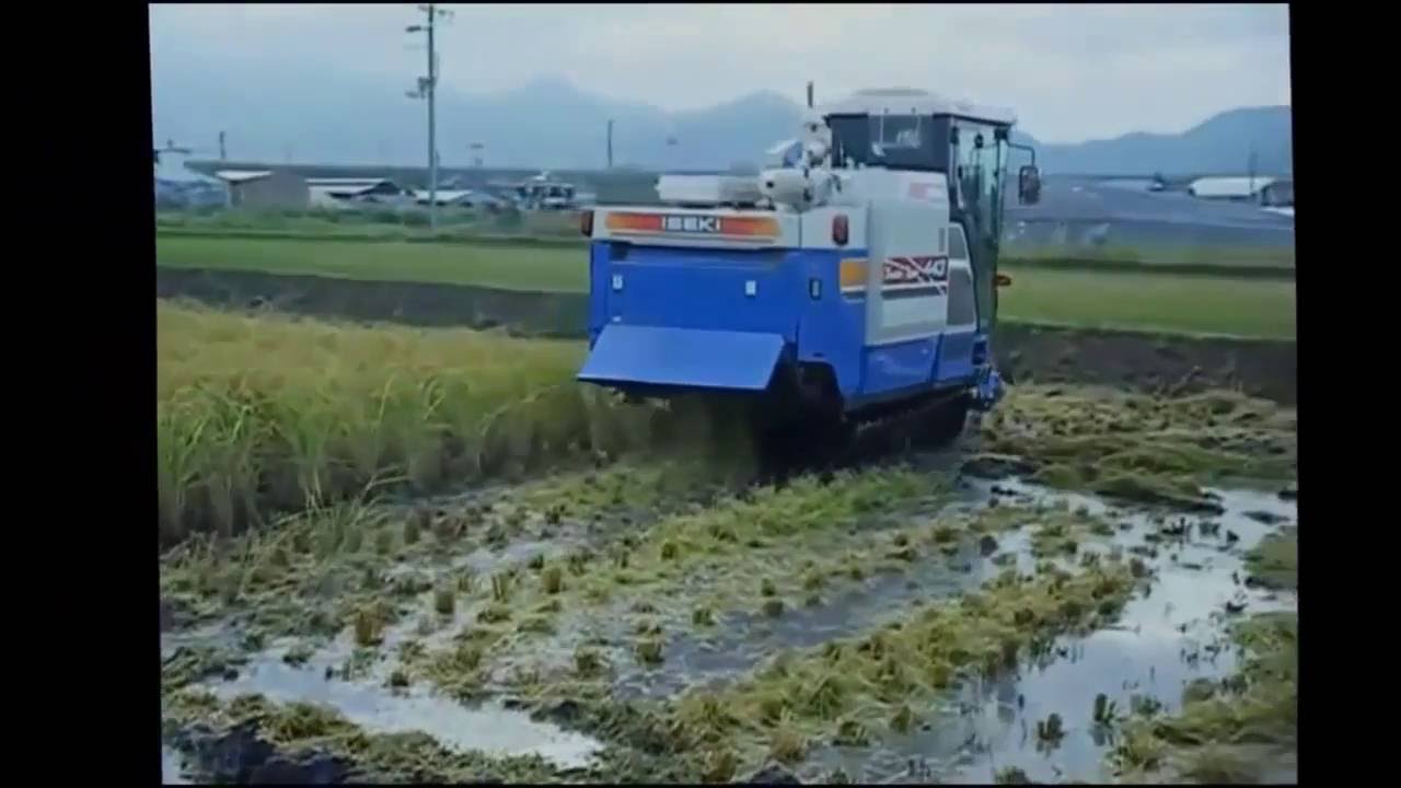  Mesin  pemanen dan perontok padi modern  cocok untuk petani 