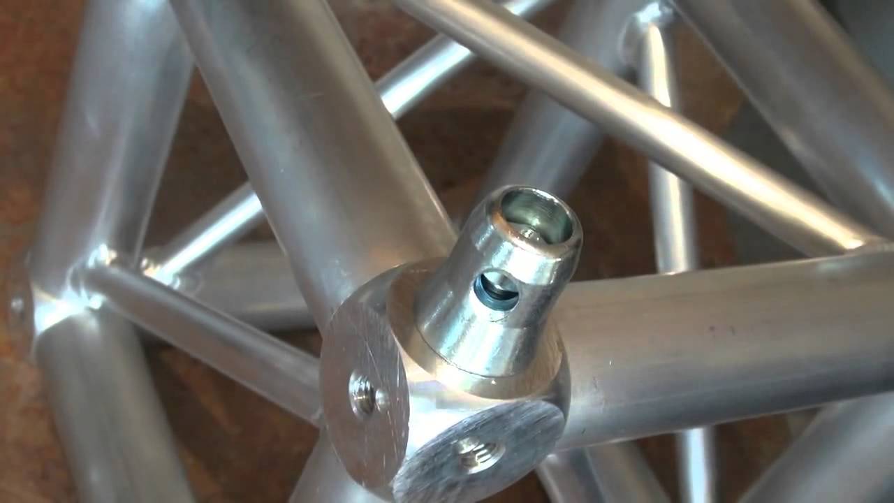 Building Global Truss Corners with the Universal Junction Block