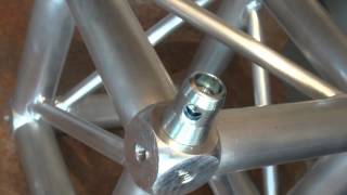 Building Global Truss Corners with the Universal Junction Block