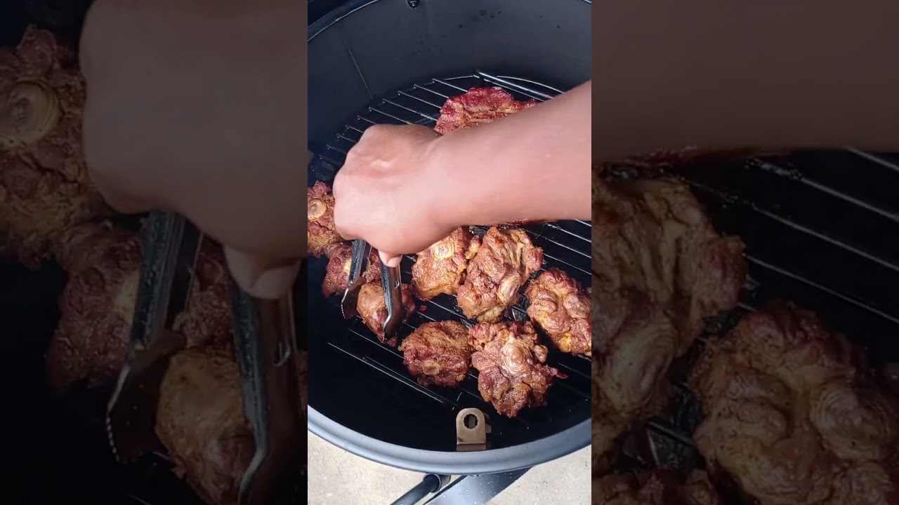 First cookout with my (New) Oklahoma joe smoker.... oxtails and chuck roast 😋