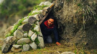 Camping alone and Building primitive shelter. Bushcraft. Camping in the Rain