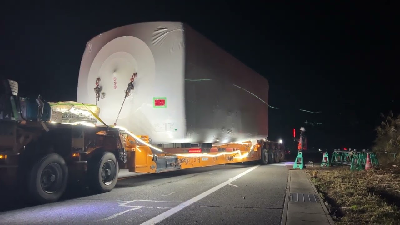 トラクタはベンツアクトロス。ベッセルデッキトレーラーで中間泊地にバックで駐車します。