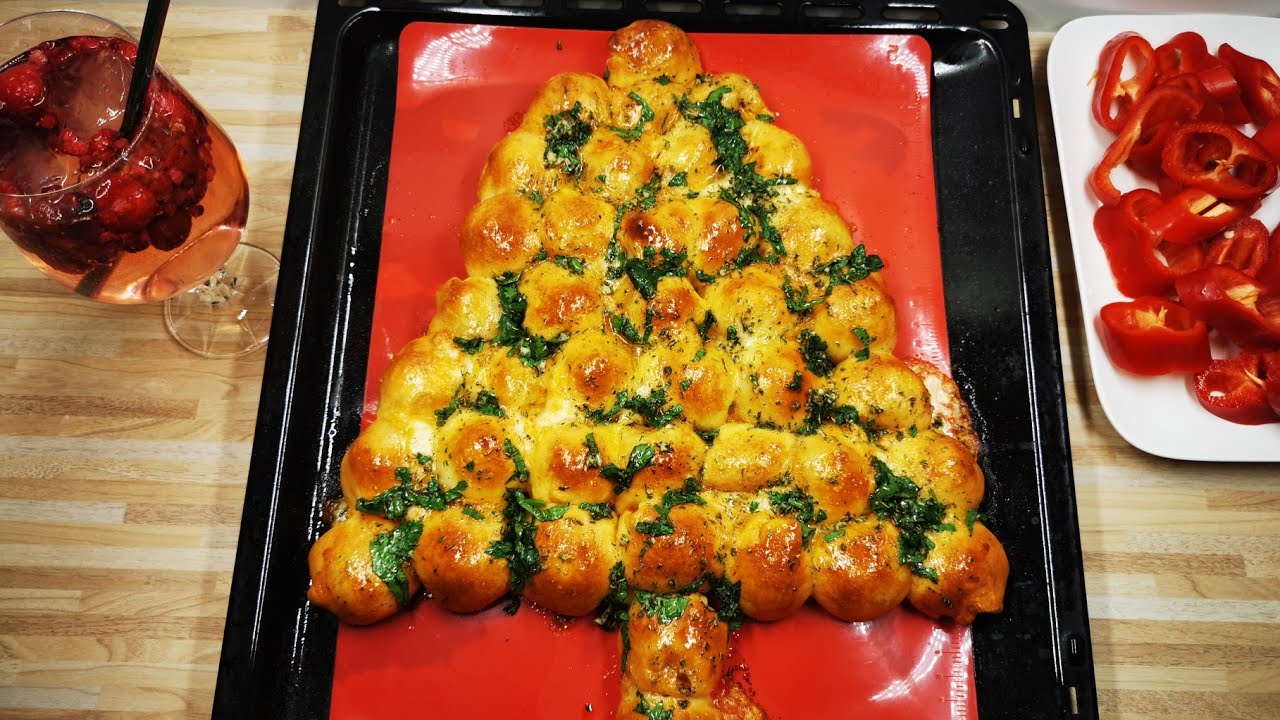 Mozzarella-Tannenbaum 🌲 mit Hefeteig - Rucki-Zucki weg Weihnachtssnack