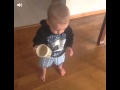 こぼした水で滑ってこける赤ちゃん