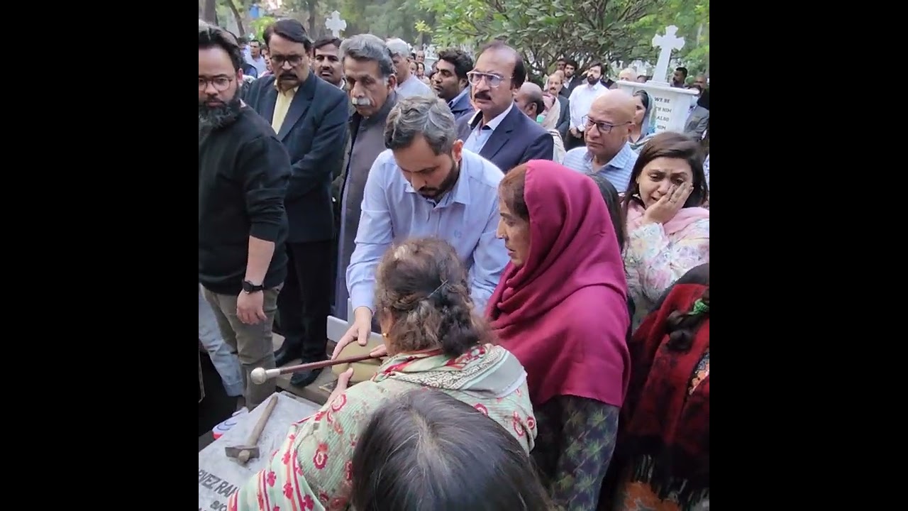 Funeral of Maj Jawaid Rahmat Ullah at the Graveyard
