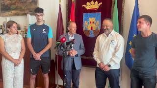 EL ALCALDE RECIBE AL PRESIDENTE DEL CLUB WATERPOLO CHICLANA TRAS LOGRAR LA PERMANENCIA EN LA SEGUNDA