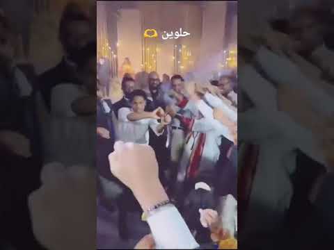 عريس سوداني وعروسته يخطفان الأضواء بفاصل من الرقص الطريف مع أصدقائهما والمعازيم 