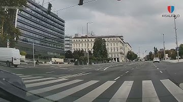 Hajszálon múlt a baleset a győri Városházánál