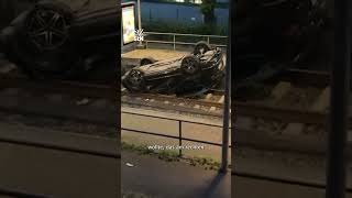 Stuttgart-Ost: Auto überschlägt sich und landet auf Stadtbahngleisen – zwei Verletzte