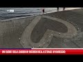 Un cuore sulla sabbia in ricordo della strage di Viareggio