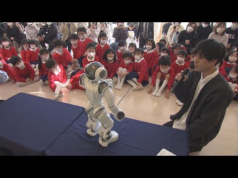 10か国語話すAIロボットがこども園に登場 園児が英語で会話に挑戦