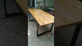 Mesa modelo industrial. Metalon e madeira umburana de cheiro