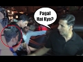 Akshay kumar gets angry on fan touching him