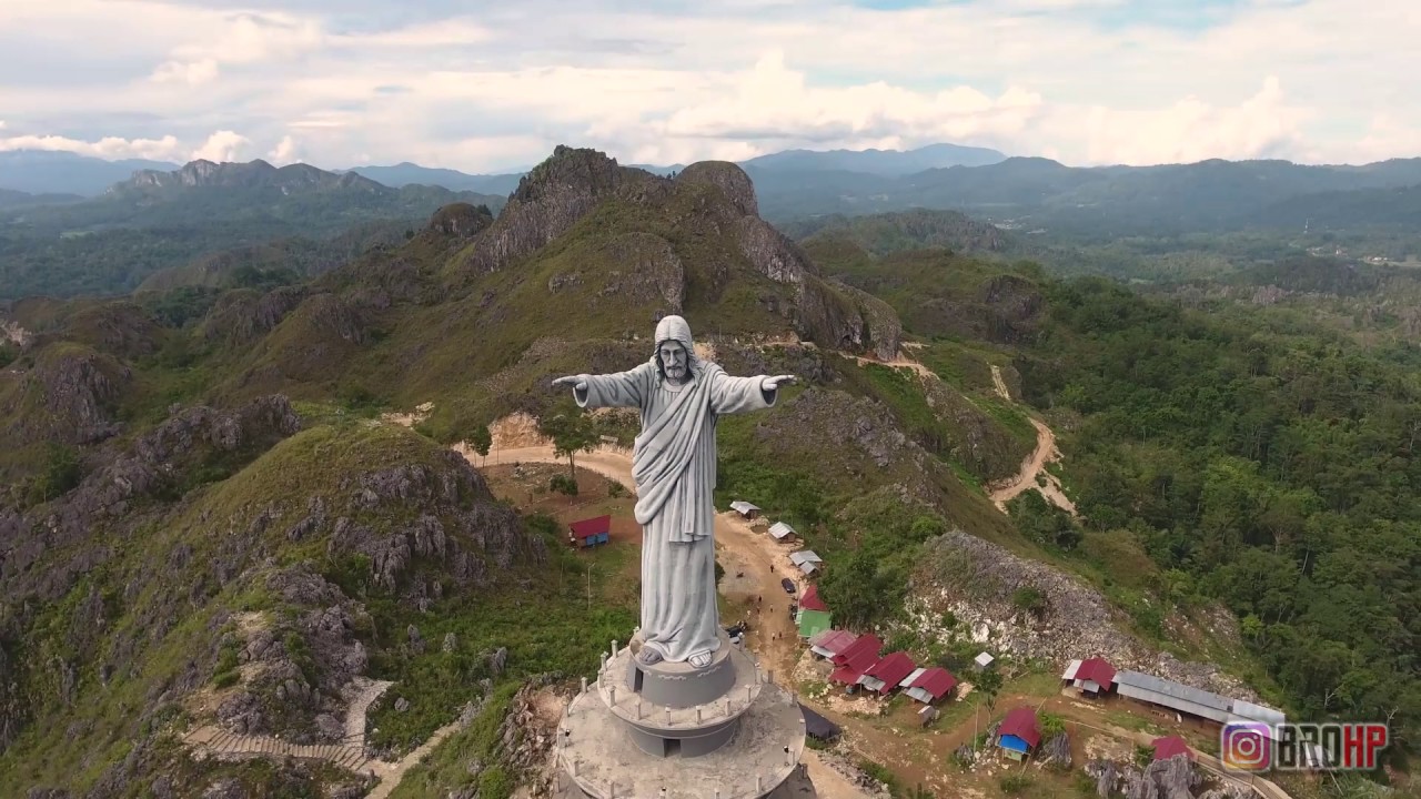 Hasil gambar untuk patung yesus toraja