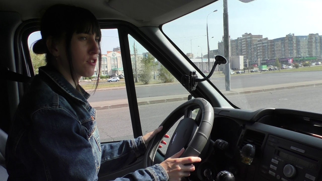 Видео урок вождения первое. Богатые девушки за рулем. Девушка руль троллейбус.