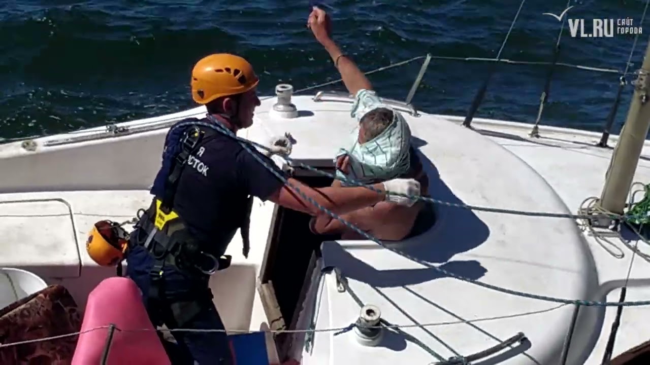 VL.ru - во Владивостоке прибило к берегу неисправный парусник с ...