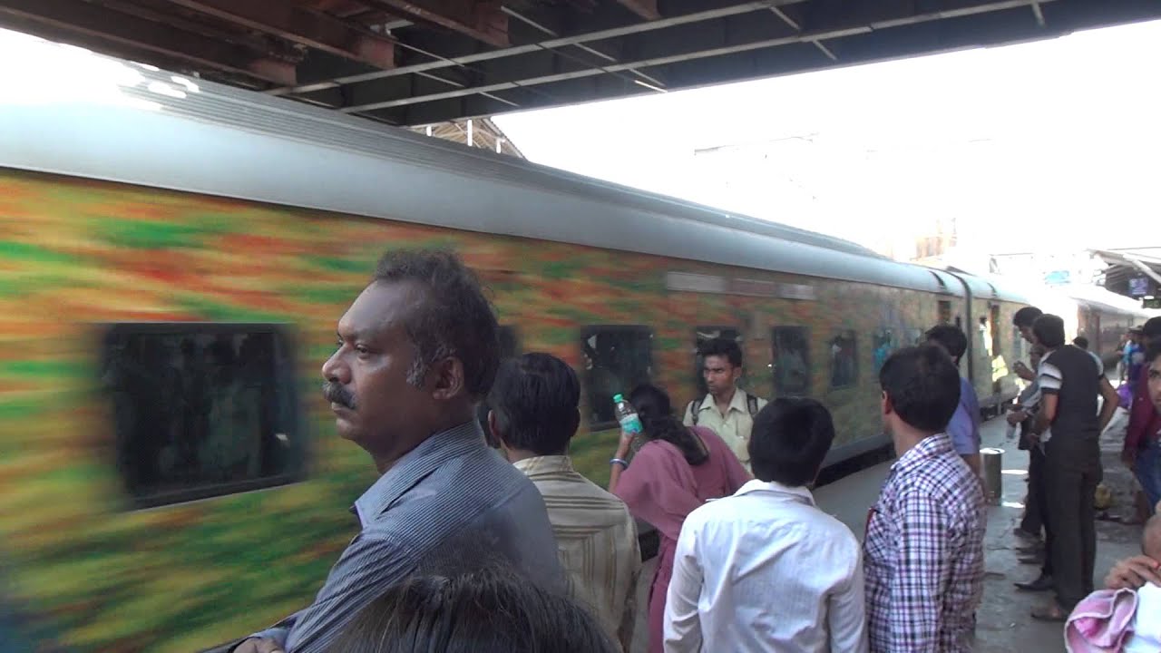 AWESTRUCK, SPEECHLESS CROWD WITNESS THUNDERING NDLS BCT DURONTO EXPRESS AT BANDRA, MUMBAI - YouTube
