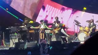 Lauryn Hill performs "Everything is Everything" and "Final Hour"
