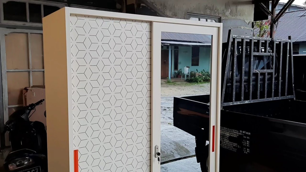 Memasang lemari pakaian plat besi sliding