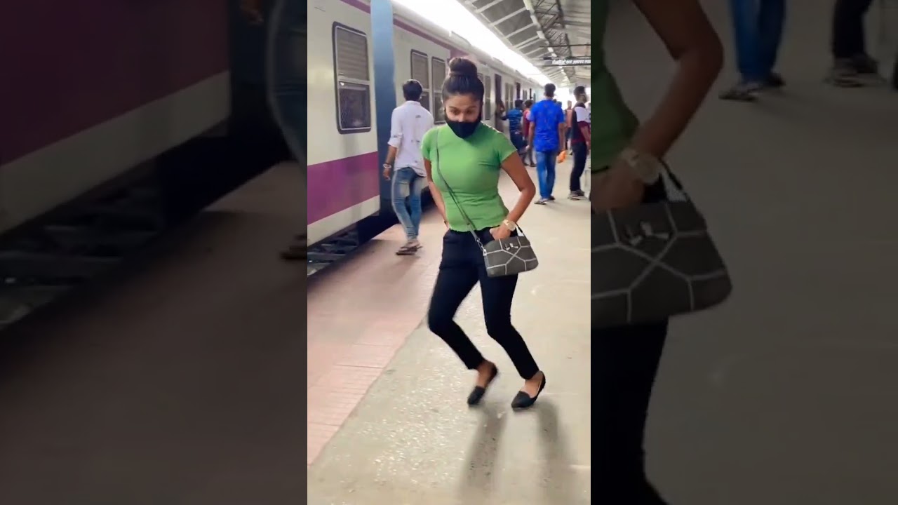 hot girl dance in train station 🚉 😘 || must watch this video ||  cute girls attitude status 🔥
