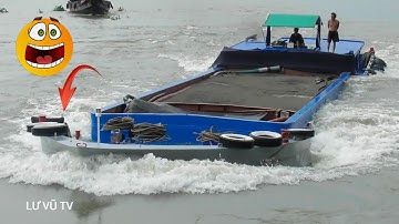 Ghe.sà lan chạy tốc độ.tăng tốc hấp dẫn khi vượt cống ngăn mặn