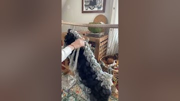 Using yarn to create views on the weaving loom is a very interesting work.#eousemacrame #yarn
