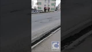 Вода размывает дорогу в крупном сахалинском городе