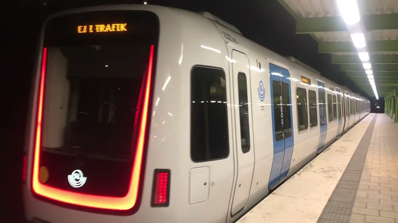 C30 till ropsten från norsborg och C30 Ej i trafik tydligen påväg in i depån