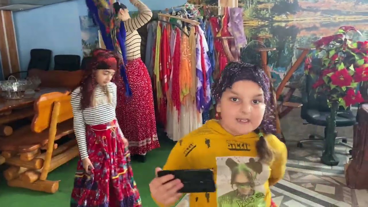 Mădălina și Albina ,prezintă zestrea și se îmbracă in fustele țigănești