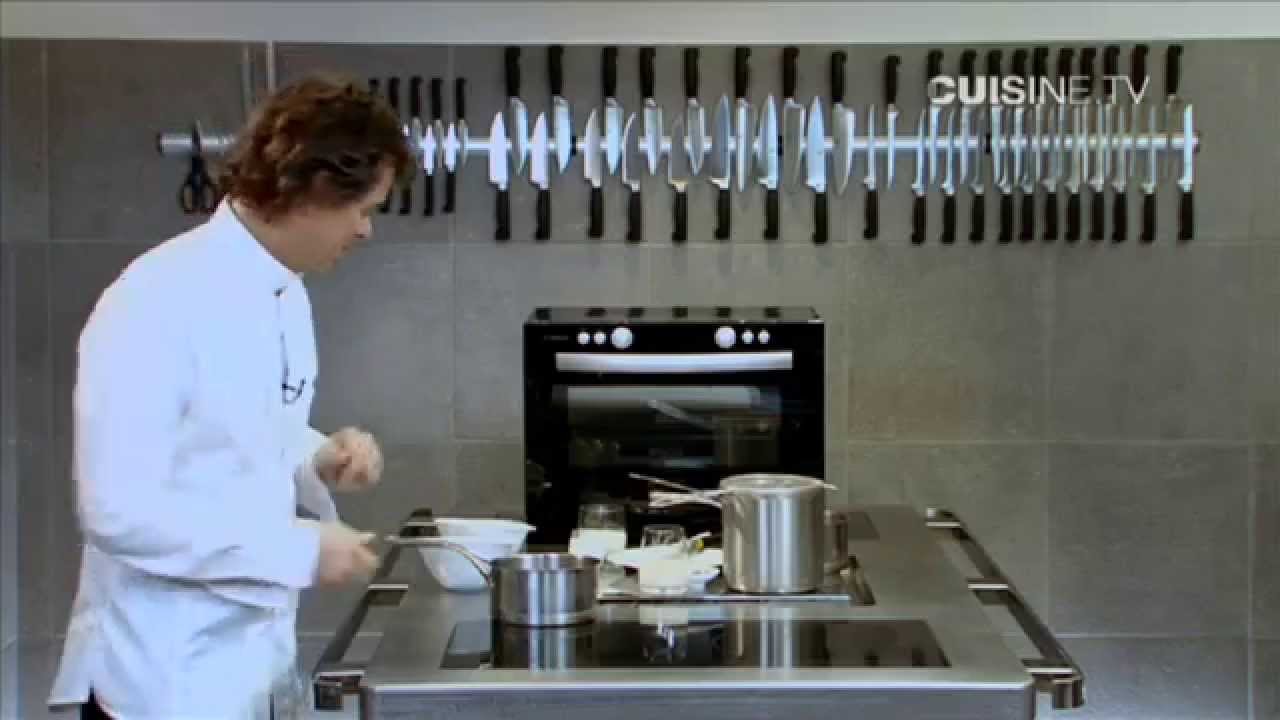 Bouillon de châtaignes, poire, émulsion aux baies et cacao par Guy Martin.