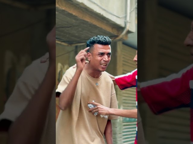 شباب يضايقو راجل كبير في السن