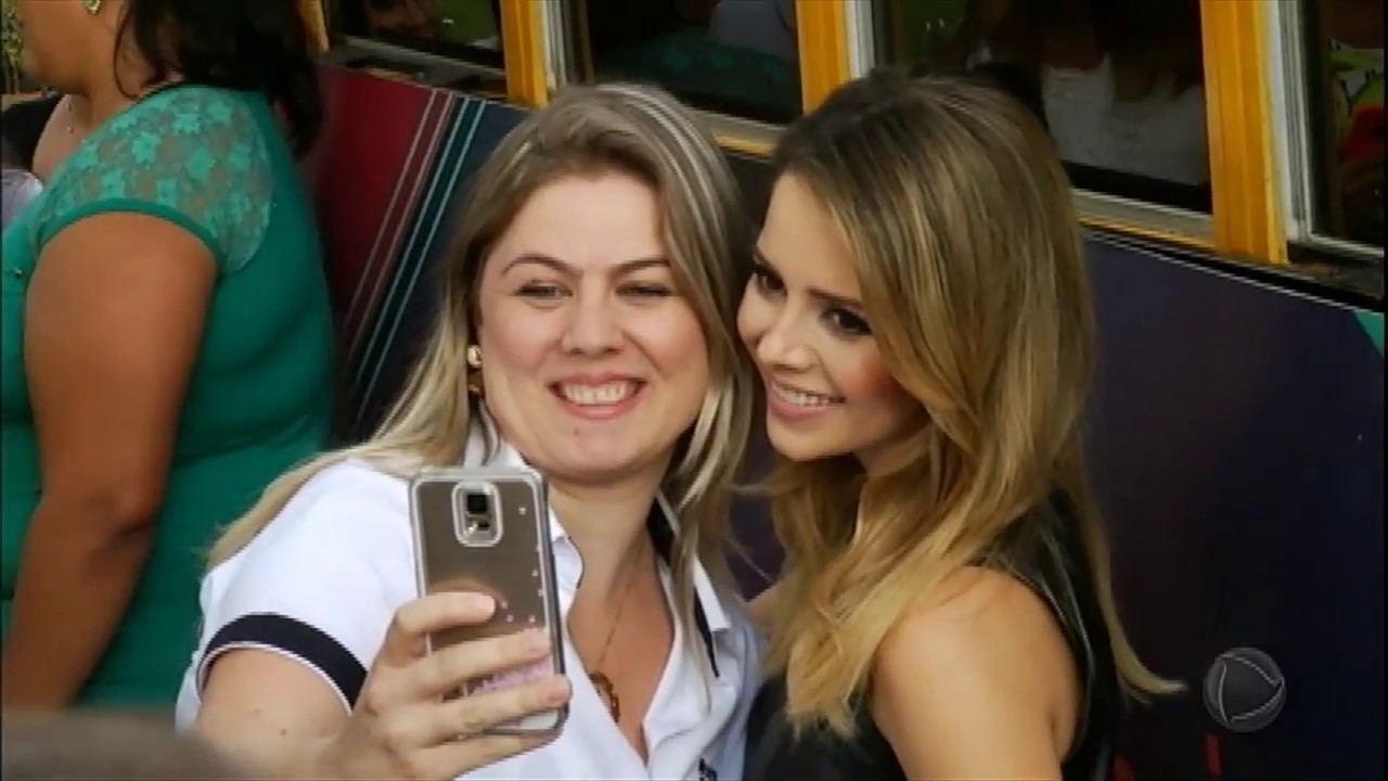 Sandy visita escola onde estudou e reencontra professoras