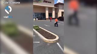 Một người đàn ông  cầm cờ CSVN ởr Washington DC làm Cộng đồng người Việt tỵ